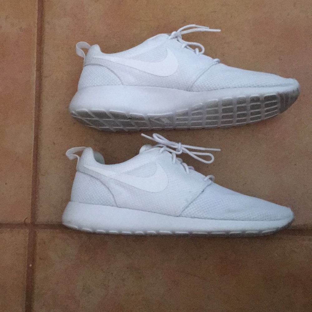 White Nike Roshes men’s size 10, Women’s size 11.5